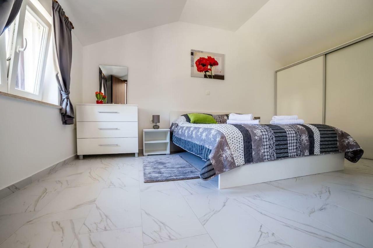 Apartment Podini เบรอเซส ภายนอก รูปภาพ