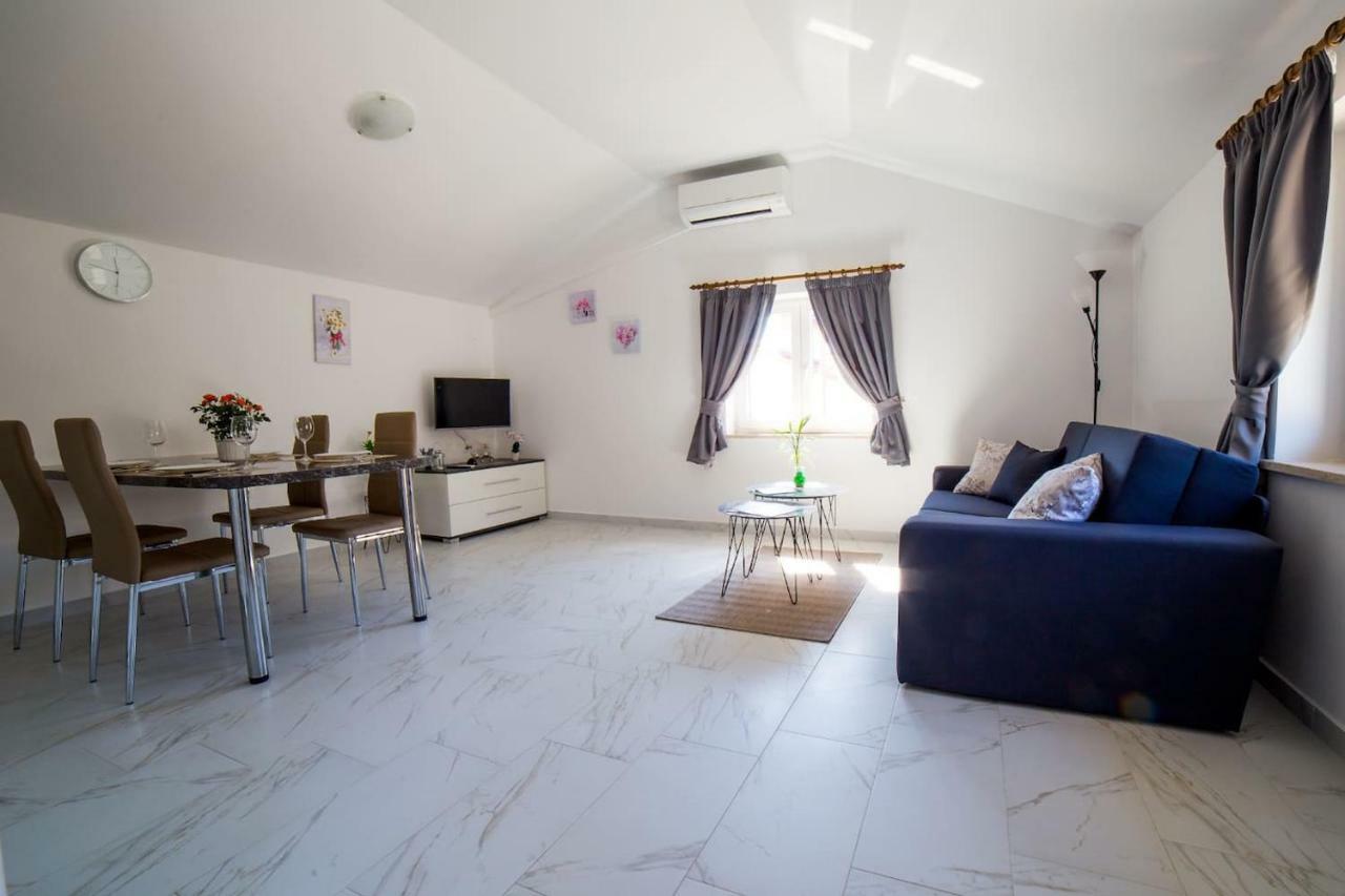 Apartment Podini เบรอเซส ภายนอก รูปภาพ