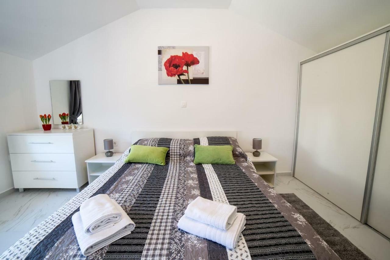 Apartment Podini เบรอเซส ภายนอก รูปภาพ