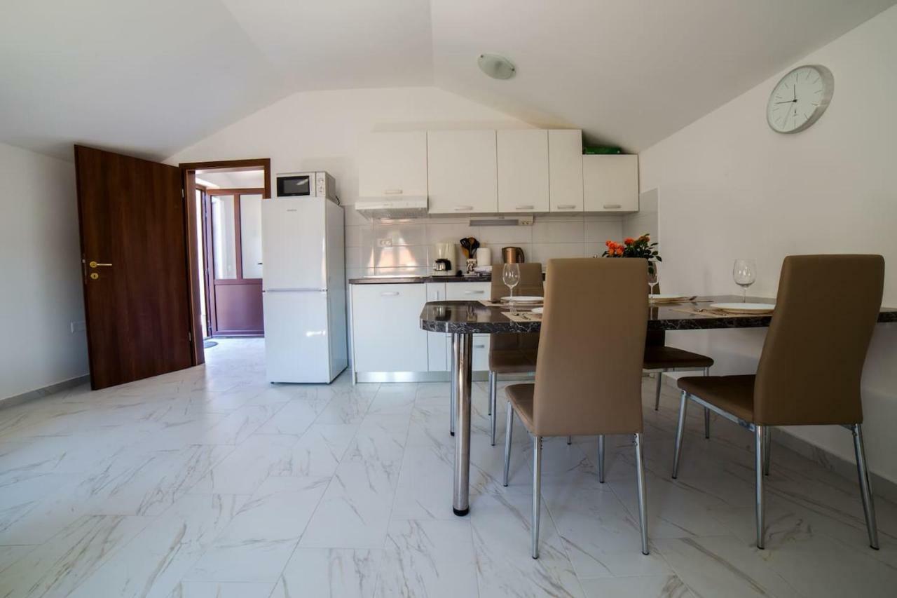 Apartment Podini เบรอเซส ภายนอก รูปภาพ