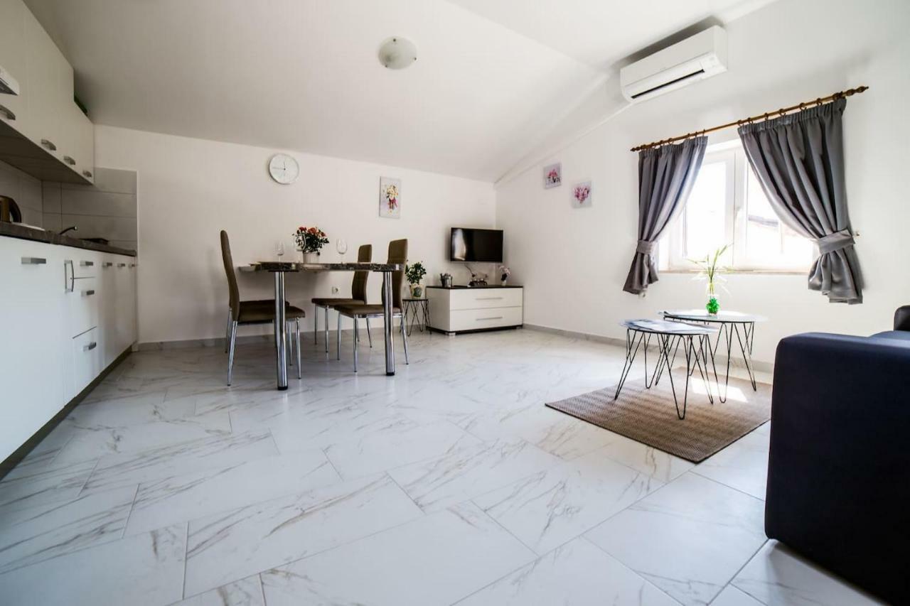 Apartment Podini เบรอเซส ภายนอก รูปภาพ