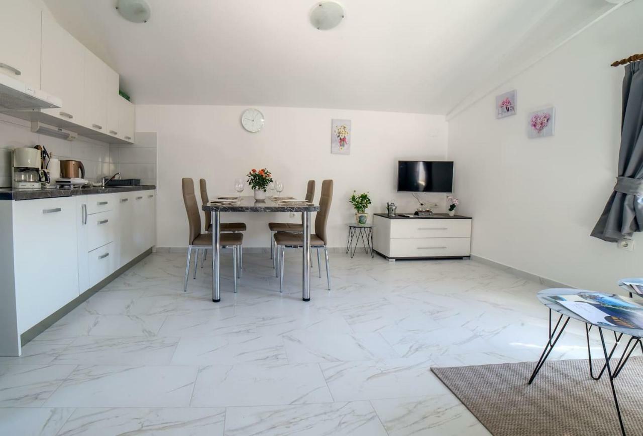 Apartment Podini เบรอเซส ภายนอก รูปภาพ