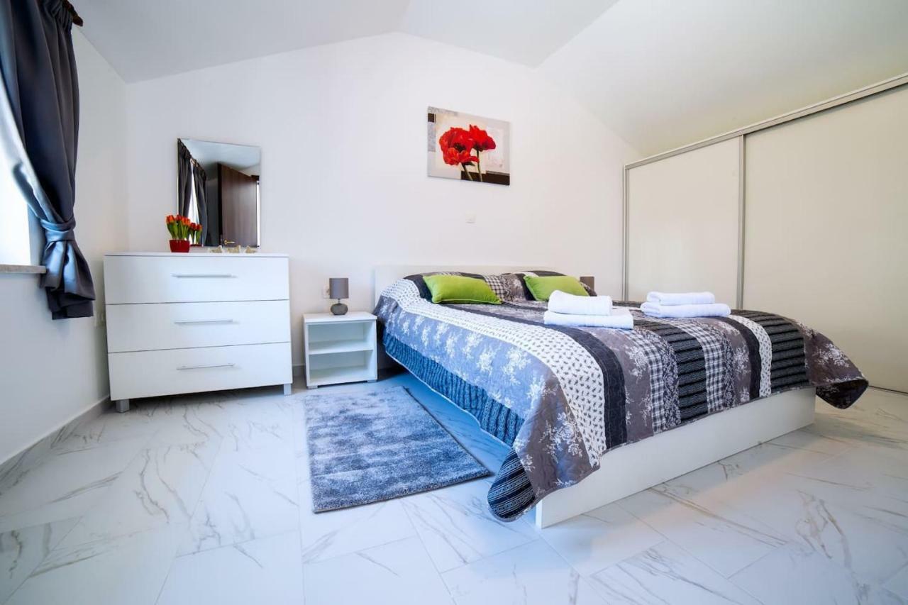 Apartment Podini เบรอเซส ภายนอก รูปภาพ